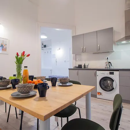 Dohany With 3bedroom 1,5bath - 9people Apartment
